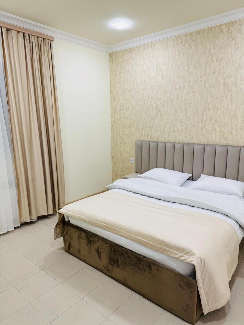 Lux Plaza Hotel P'arak'ar Exterior photo